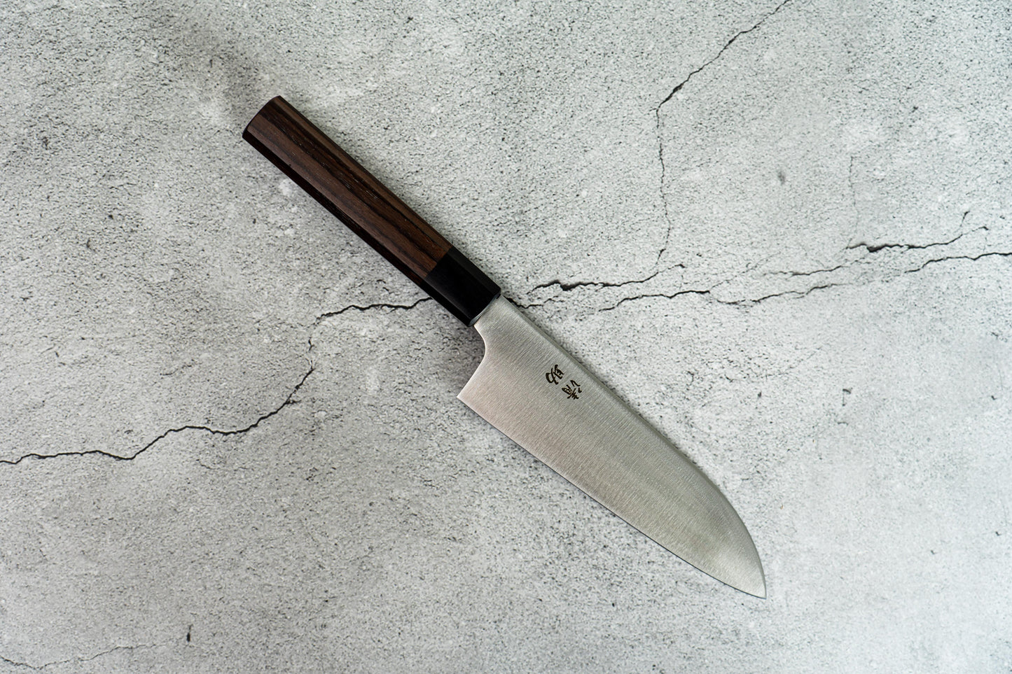 Couteau de chef japonais Santoku Seisuke en molybdène vanadium 170 mm, manche Shitan