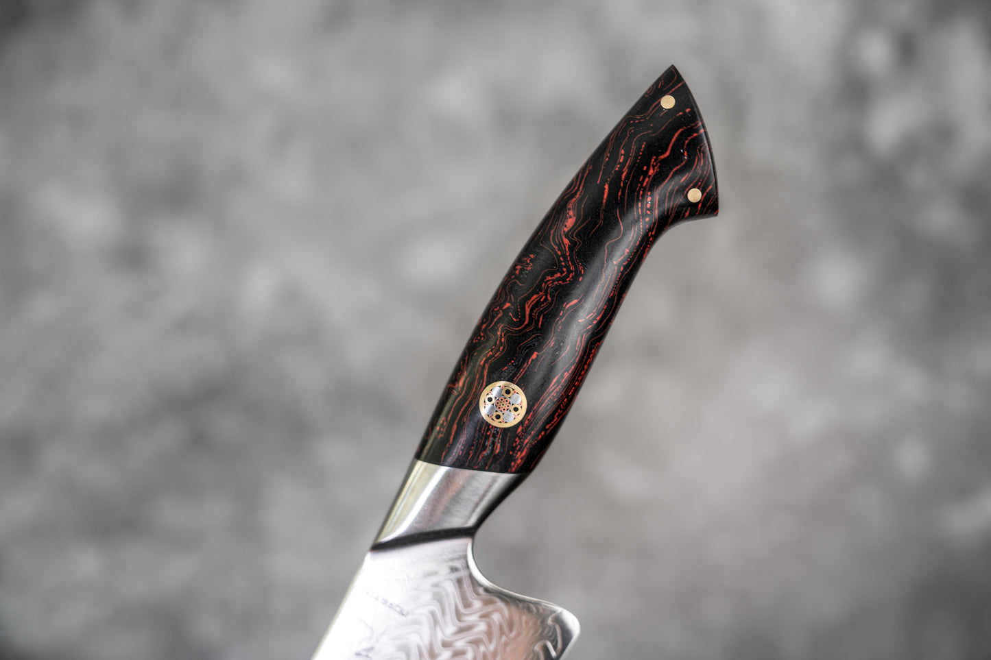 Couteau Santoku Noseto Roku 185 mm, noyau en acier poudré 73 couches, manche en G10 noir et rouge