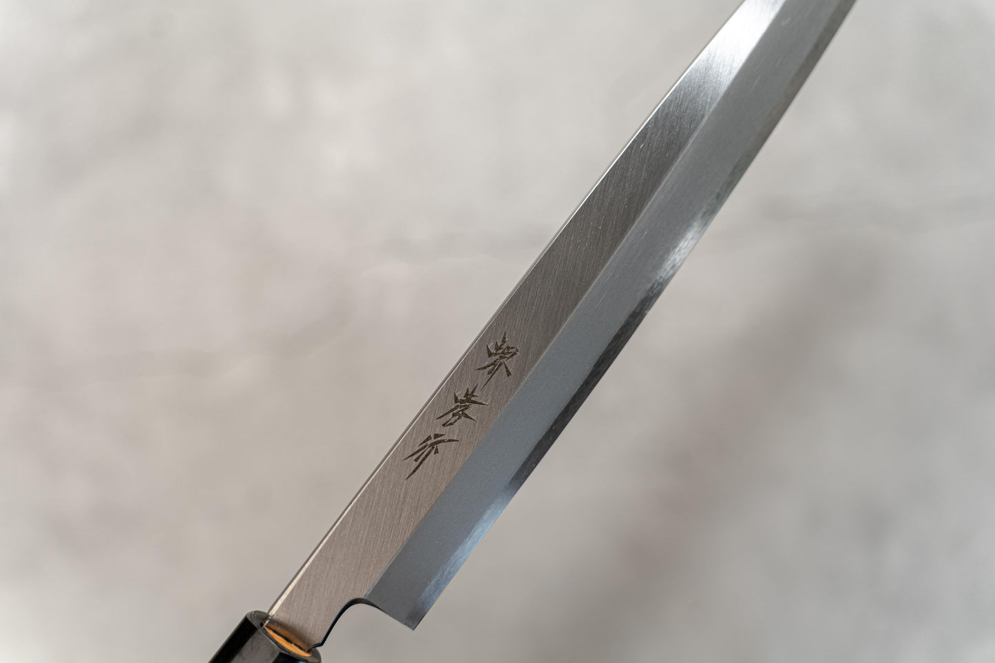 Couteau japonais Yanagiba en acier blanc Sakai Takayuki Kasumitogi, manche en magnolia