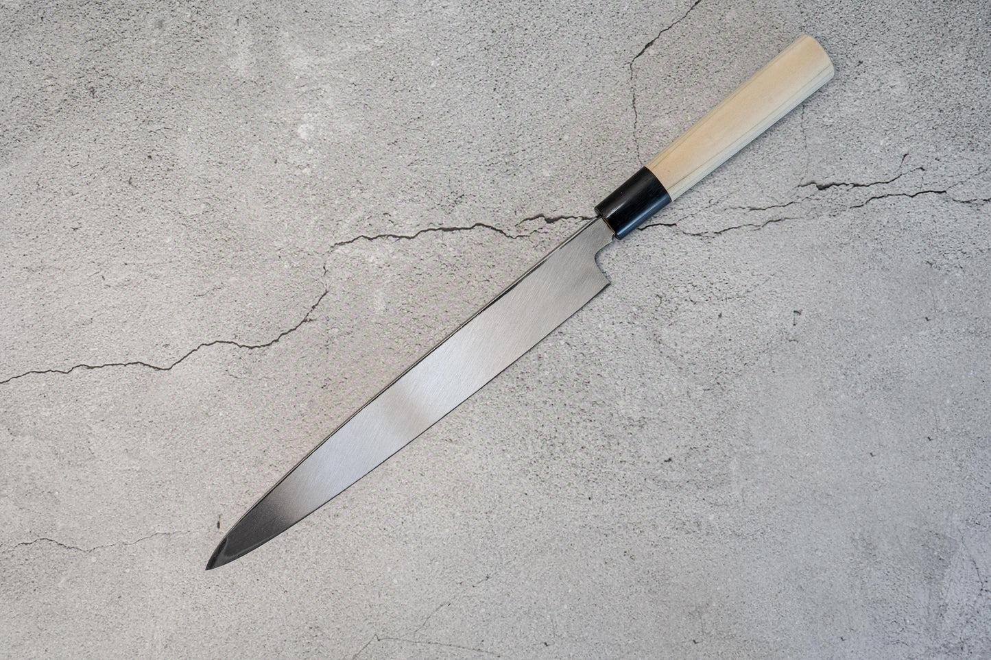Couteau japonais Yanagiba en acier blanc Sakai Takayuki Kasumitogi, manche en magnolia