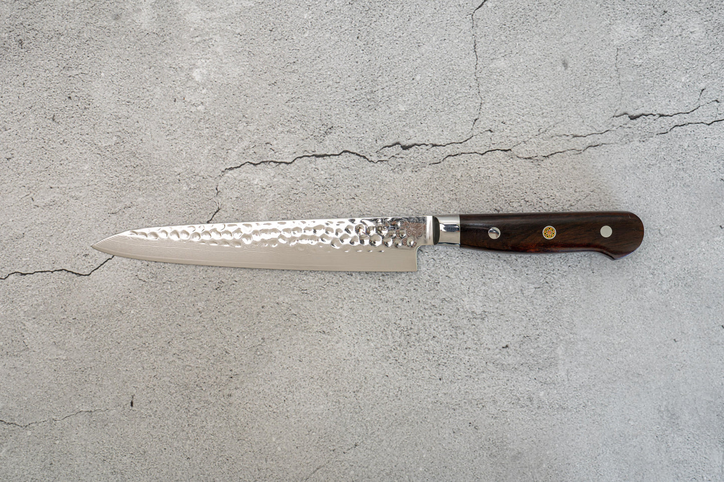 Couteau à trancher Noseto Yohan en acier damas martelé 210 mm, manche occidental en palissandre