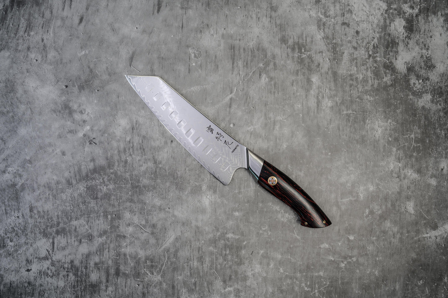 Couteau Santoku Noseto Roku 185 mm, noyau en acier poudré 73 couches, manche en G10 noir et rouge