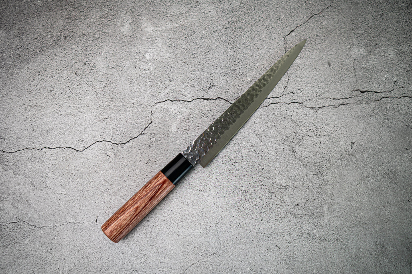 Couteau japonais Sujihiki martelé Kanetsune DSR-1K6 210 mm, manche en bois de pakka rouge