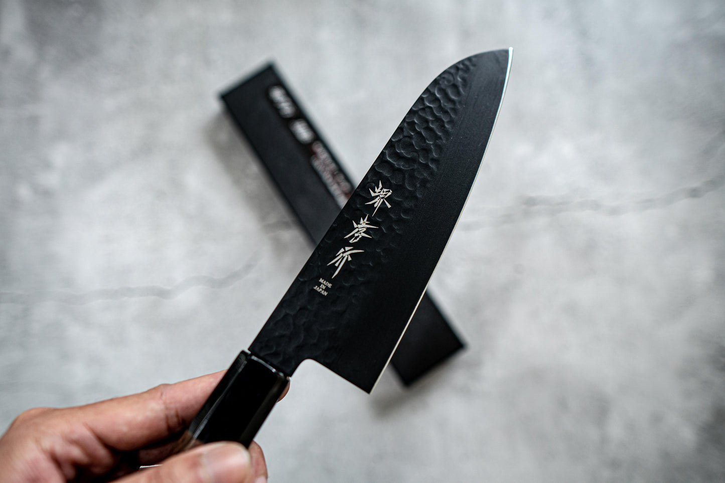 Sakai Takayuki Santoku 170 mm Kurokage VG10 martelé revêtement en téflon poignée wengé