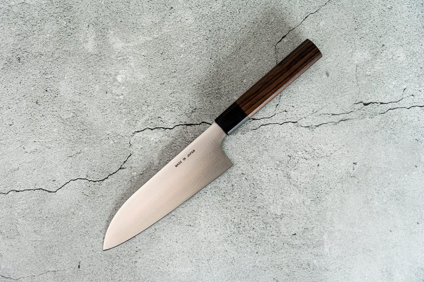 Couteau de chef japonais Santoku Seisuke en molybdène vanadium 170 mm, manche Shitan