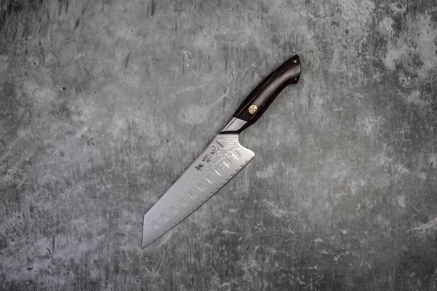 Couteau Santoku Noseto Roku 185 mm, noyau en acier poudré 73 couches, manche en G10 noir et rouge