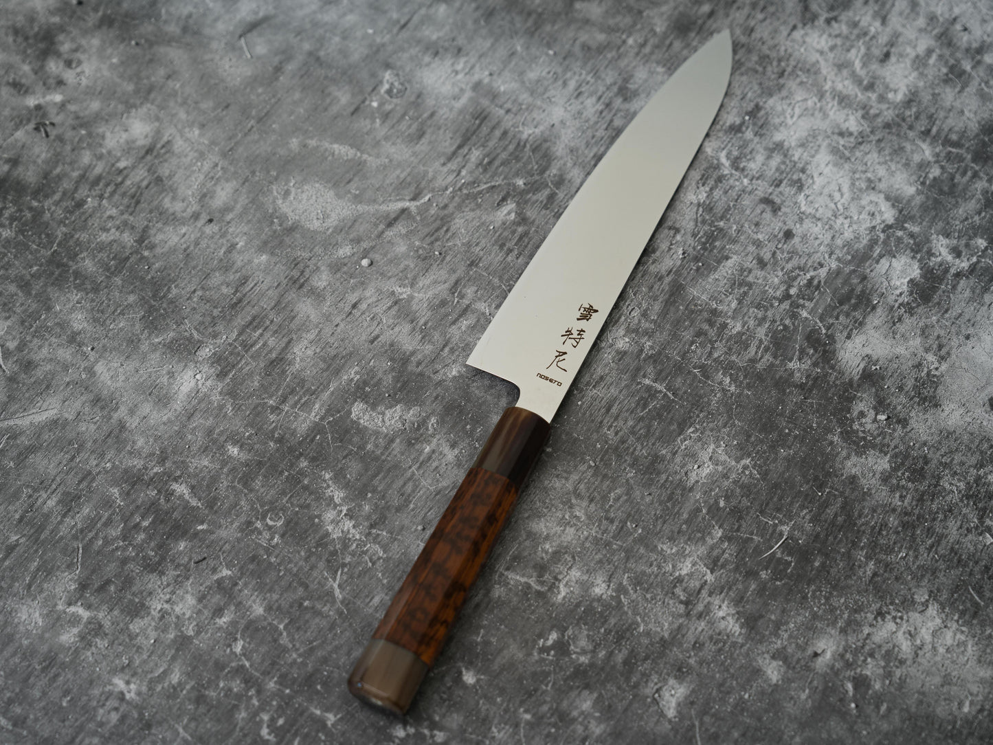Noseto Hudo 240 mm Gyuto finition miroir VG10 simple acier avec bois de serpent et pierre blanche