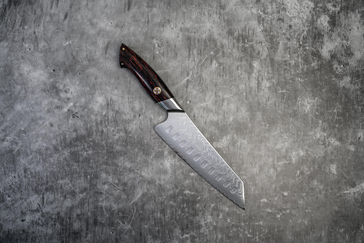 Couteau Santoku Noseto Roku 185 mm, noyau en acier poudré 73 couches, manche en G10 noir et rouge