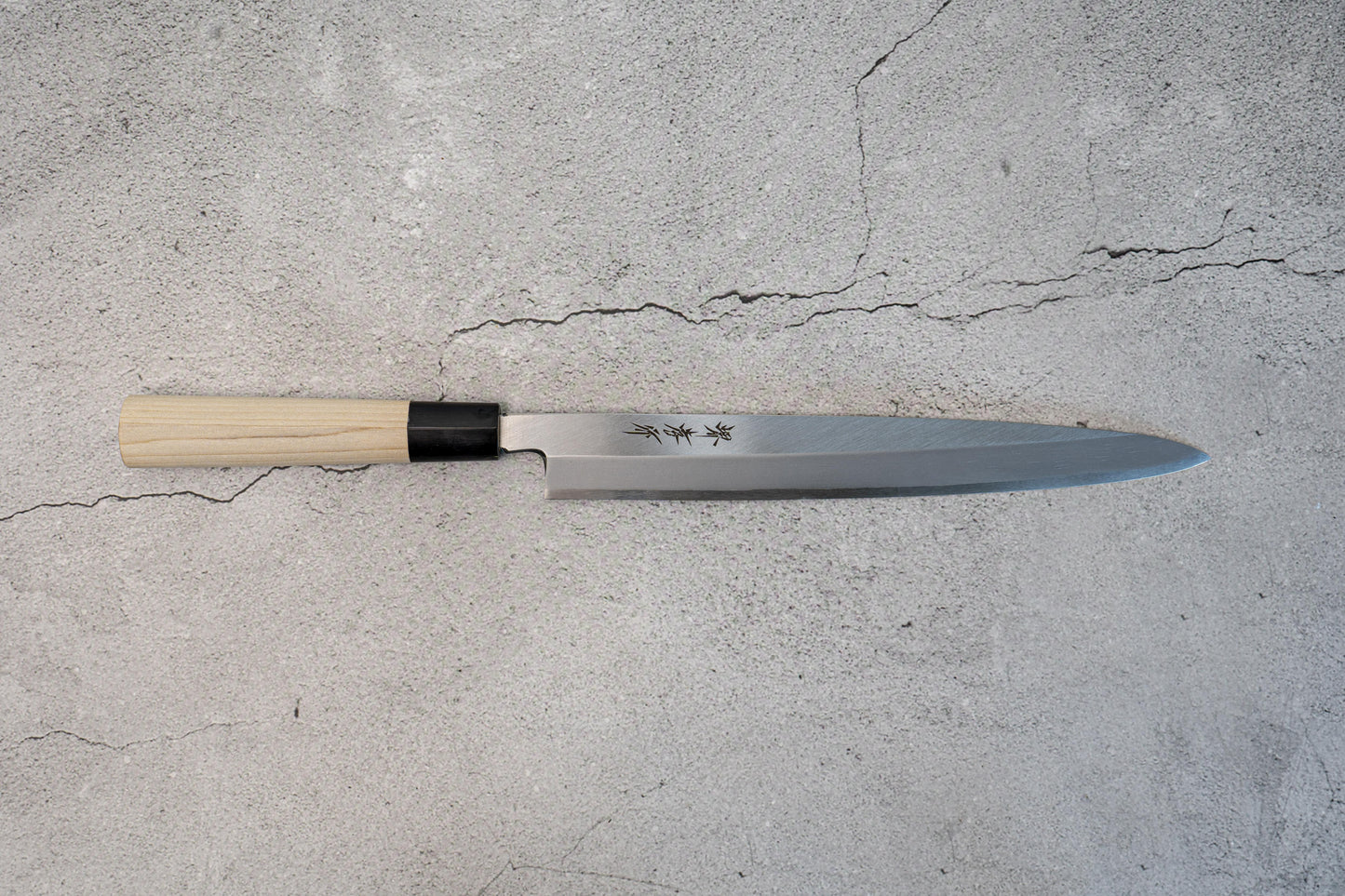Couteau japonais Yanagiba en acier blanc Sakai Takayuki Kasumitogi, manche en magnolia