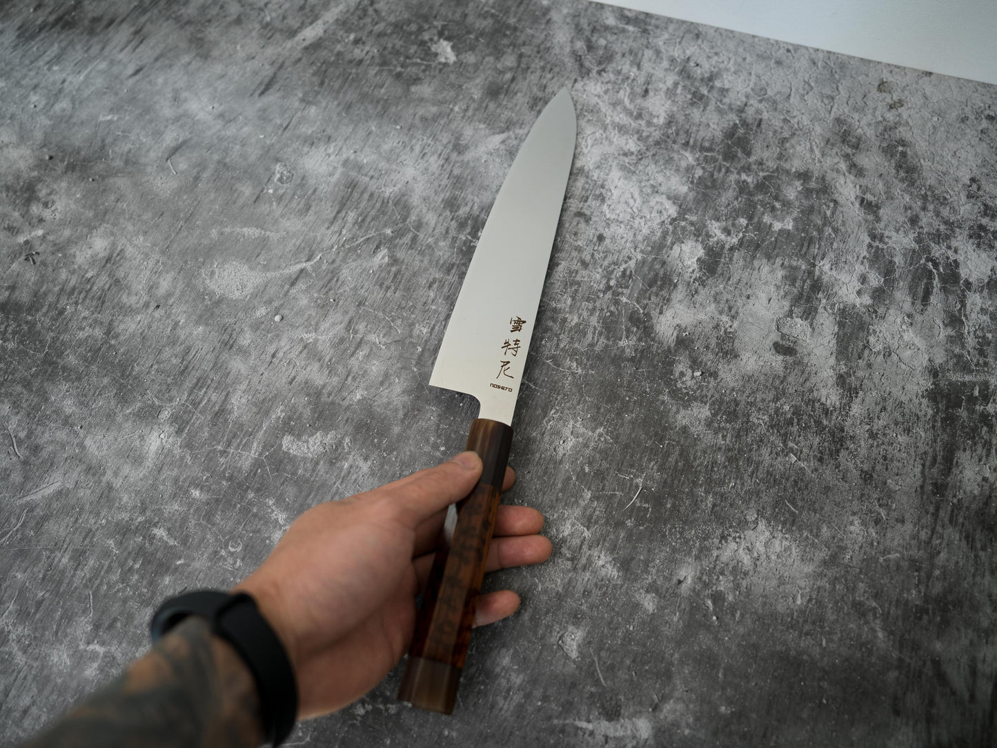 Noseto Hudo 240 mm Gyuto finition miroir VG10 simple acier avec bois de serpent et pierre blanche