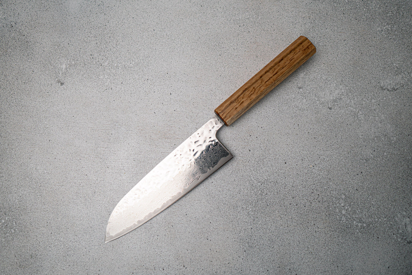 Seisuke Tsukikage AUS10 Migaki Fini Martelé Damas Santoku Couteau japonais 170mm Manche en chêne