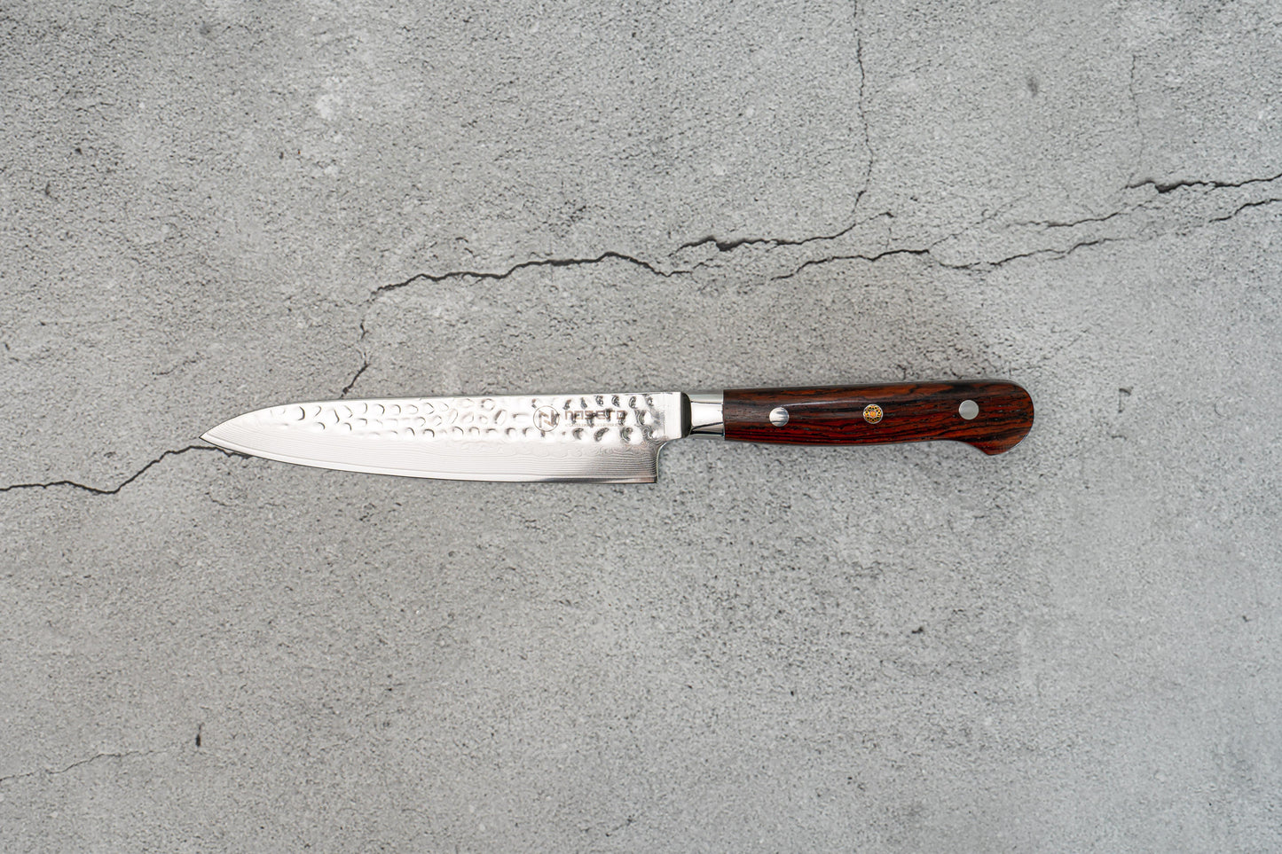 Couteau Noseto Yohan en damas martelé 150 mm, manche occidental en palissandre