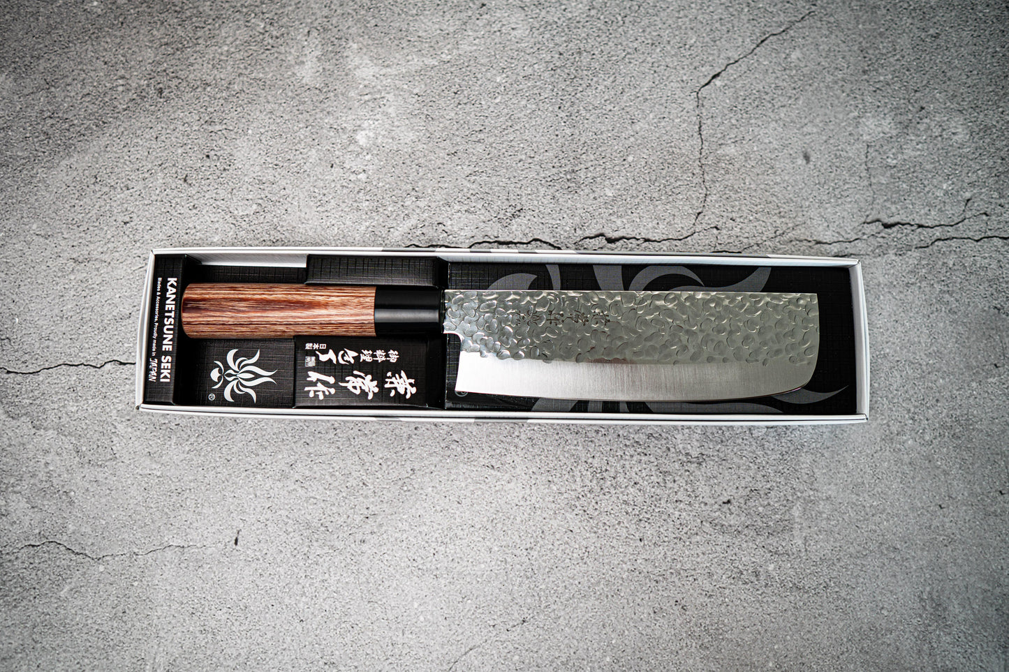 Couteau japonais Nakiri martelé Kanetsune DSR-1K6 165 mm, manche en bois de pakka rouge