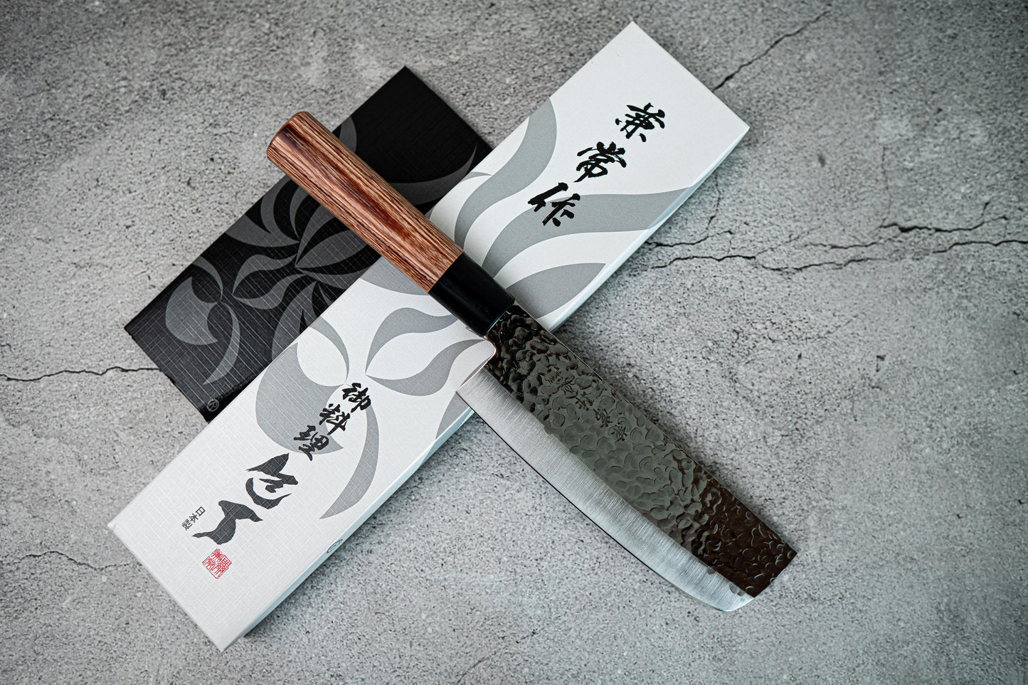 Couteau japonais Nakiri martelé Kanetsune DSR-1K6 165 mm, manche en bois de pakka rouge