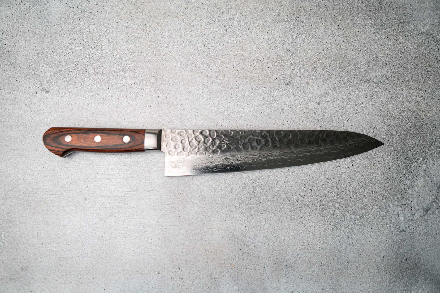 Couteau japonais Seisuke VG10 Damas 17 couches Gyuto 240 mm Manche en acajou