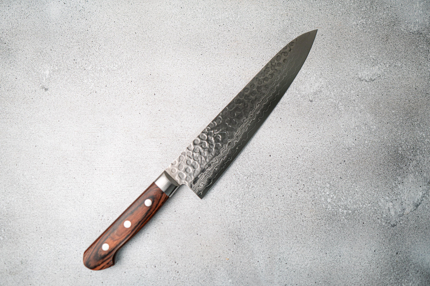 Couteau japonais Seisuke VG10 Damas 17 couches Gyuto 240 mm Manche en acajou