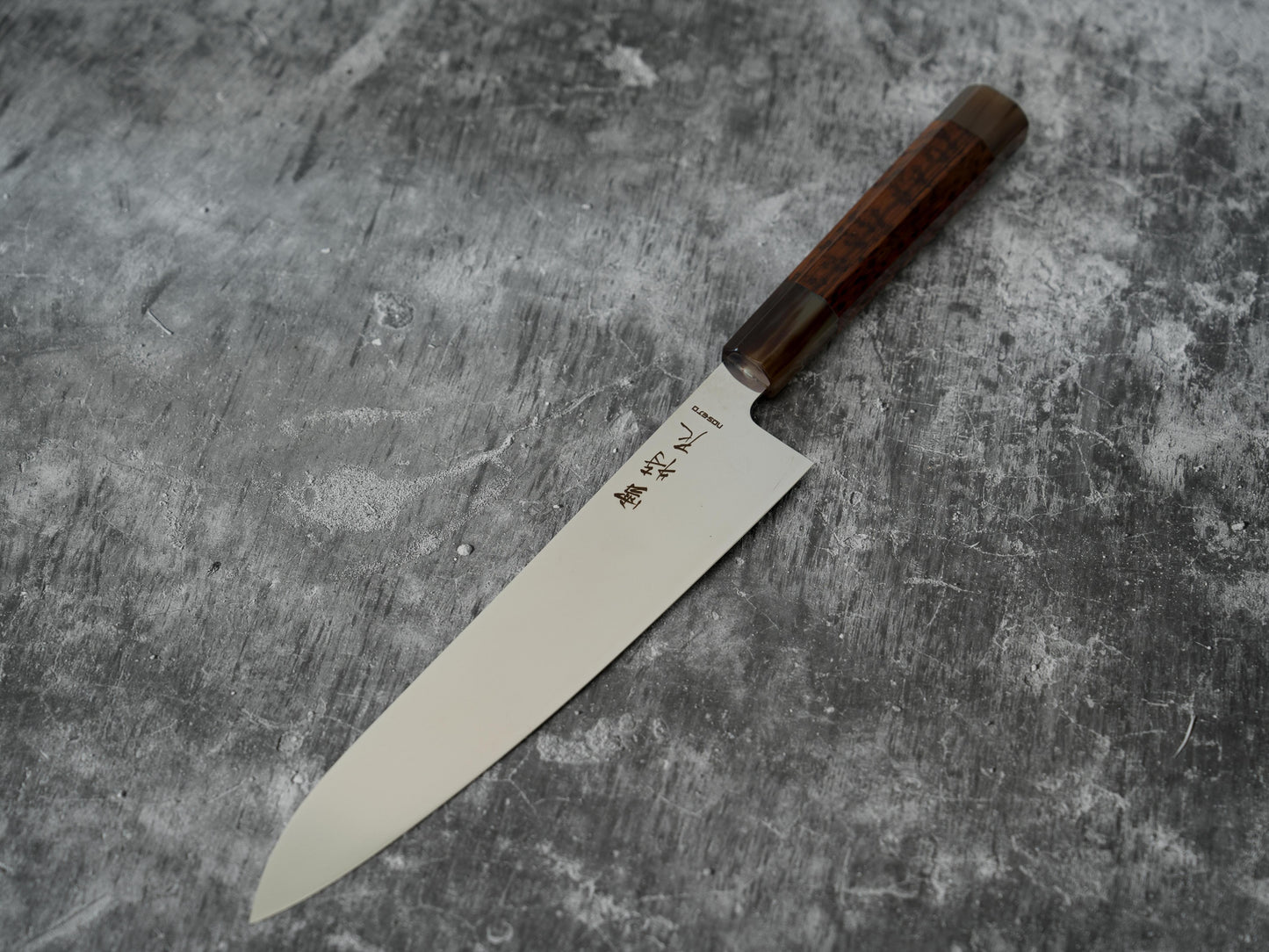 Noseto Hudo 240 mm Gyuto finition miroir VG10 simple acier avec bois de serpent et pierre blanche