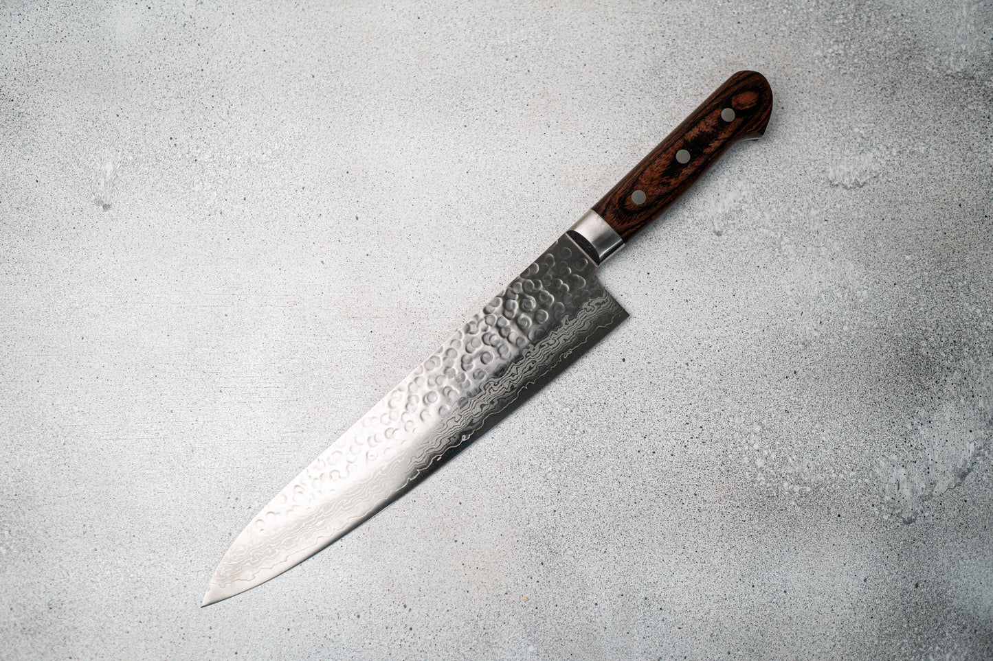 Couteau japonais Seisuke VG10 Damas 17 couches Gyuto 240 mm Manche en acajou