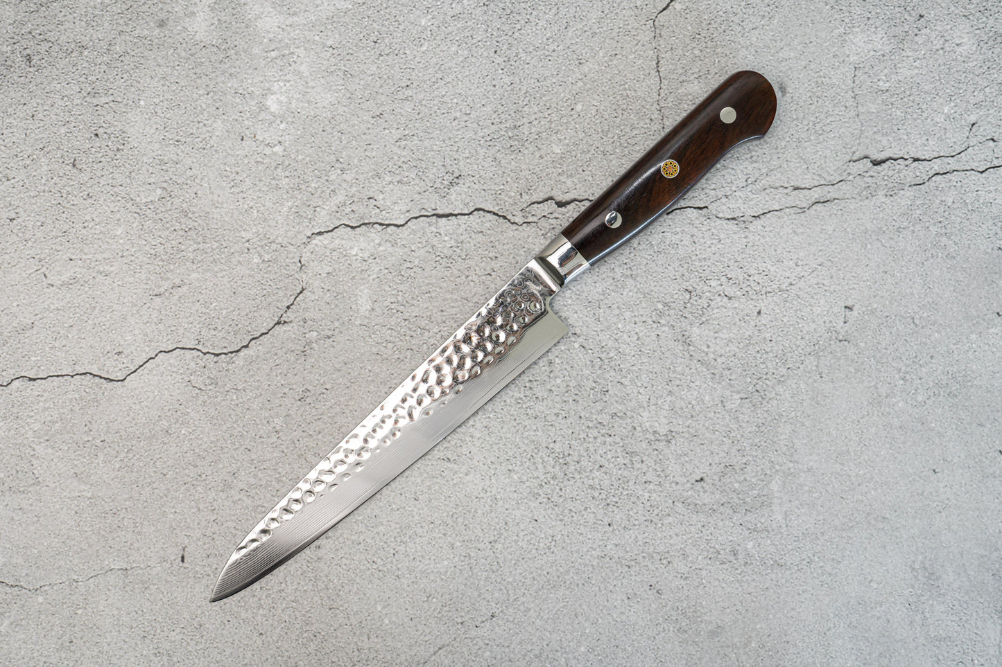 Couteau à trancher Noseto Yohan en acier damas martelé 210 mm, manche occidental en palissandre