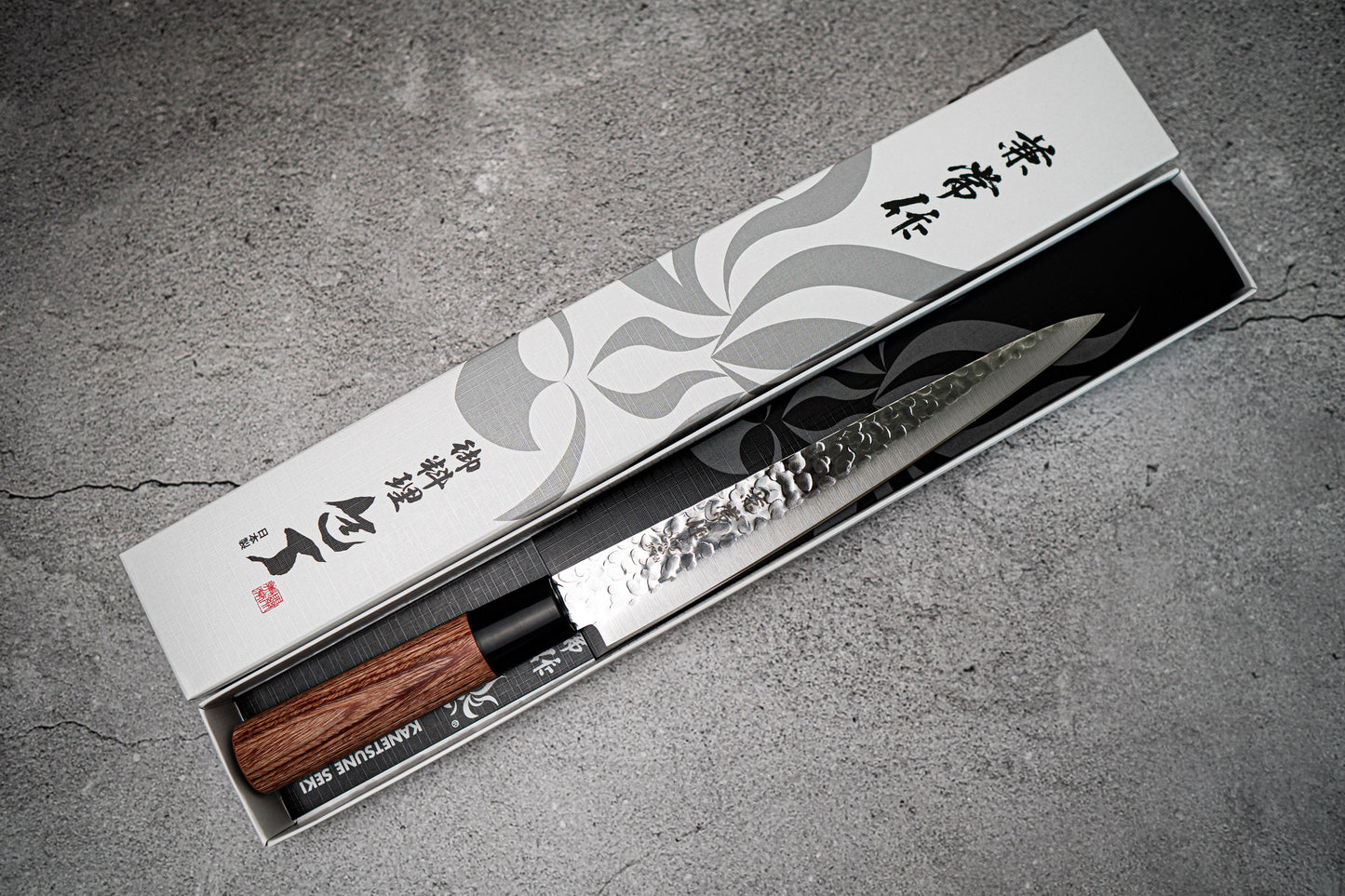 Couteau japonais Sujihiki martelé Kanetsune DSR-1K6 210 mm, manche en bois de pakka rouge