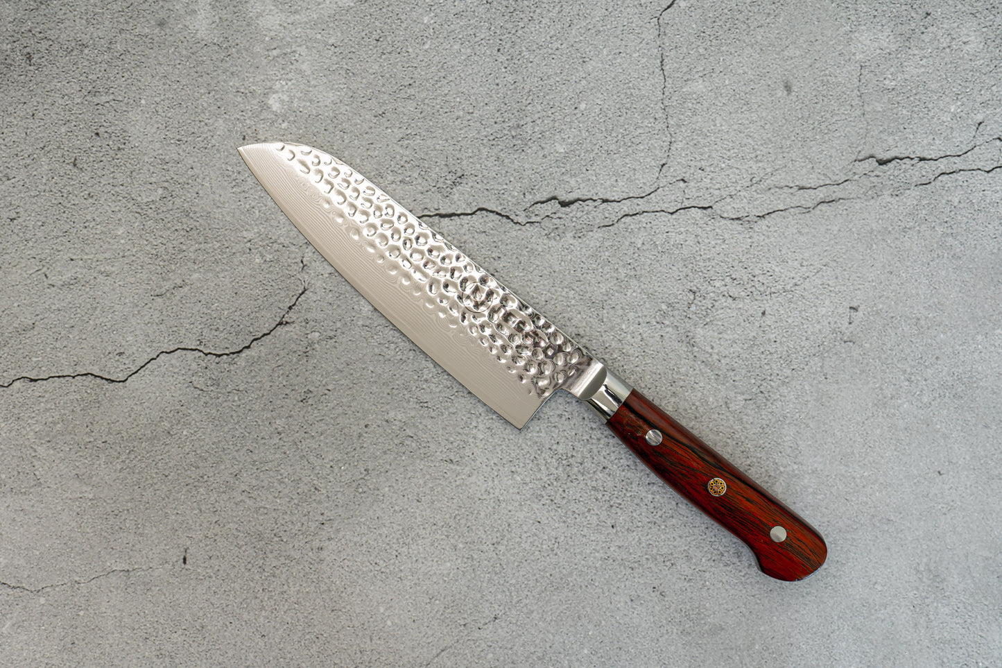 Couteau Santoku Damas martelé Noseto Yohan 180 mm, manche occidental en palissandre