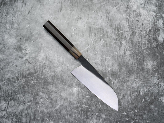 Couteau Santoku Noseto Fuka 180 mm avec manche en ébène et buffle