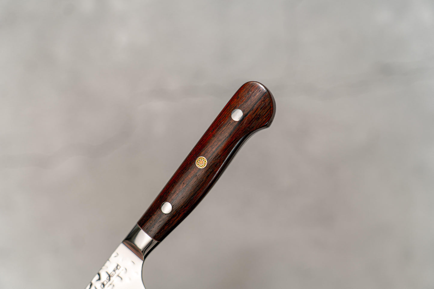 Couteau à découper/parer Noseto Yohan en damas martelé 90 mm, manche occidental en palissandre