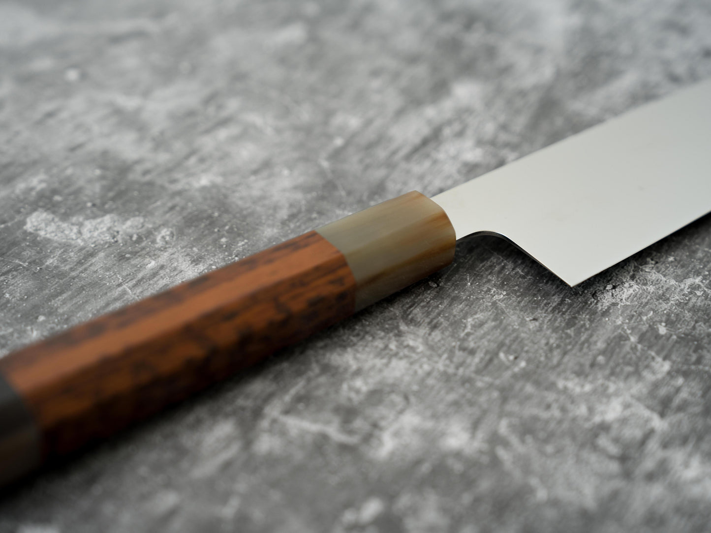 Noseto Hudo 240 mm Gyuto finition miroir VG10 simple acier avec bois de serpent et pierre blanche