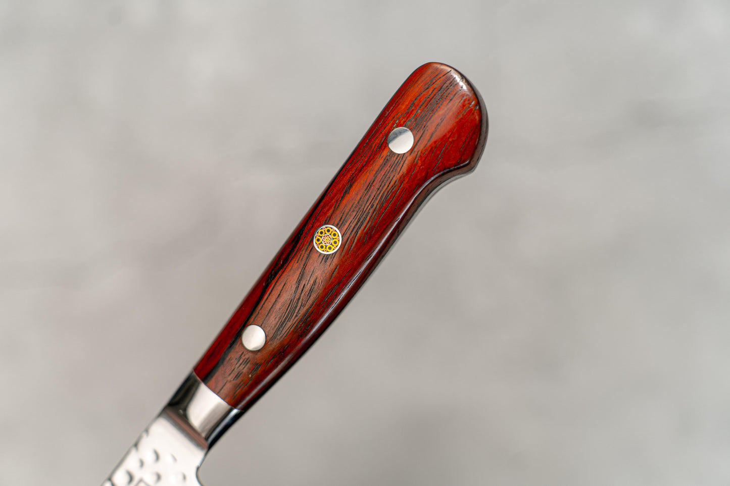Couteau Santoku Damas martelé Noseto Yohan 180 mm, manche occidental en palissandre