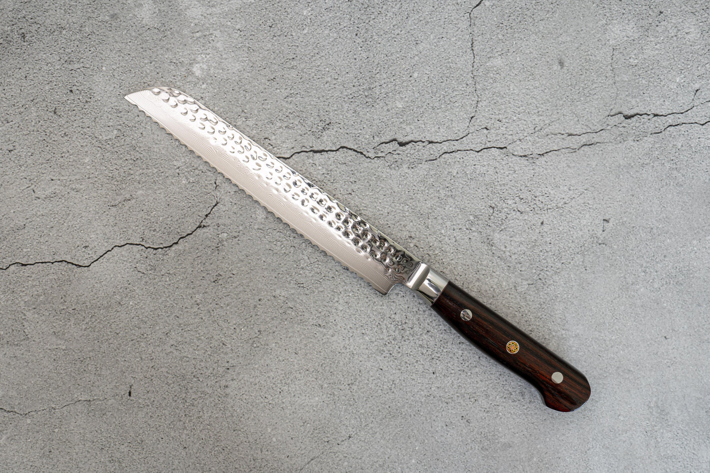 Couteau à pain Noseto Yohan martelé Damas 210 mm Manche occidental en palissandre