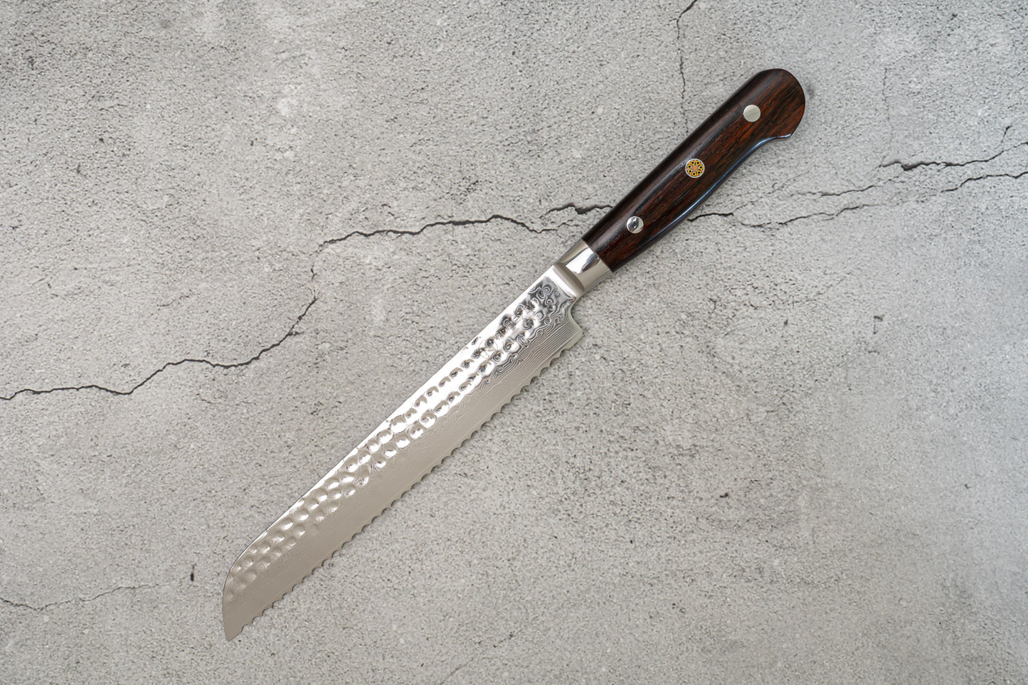 Couteau à pain Noseto Yohan martelé Damas 210 mm Manche occidental en palissandre