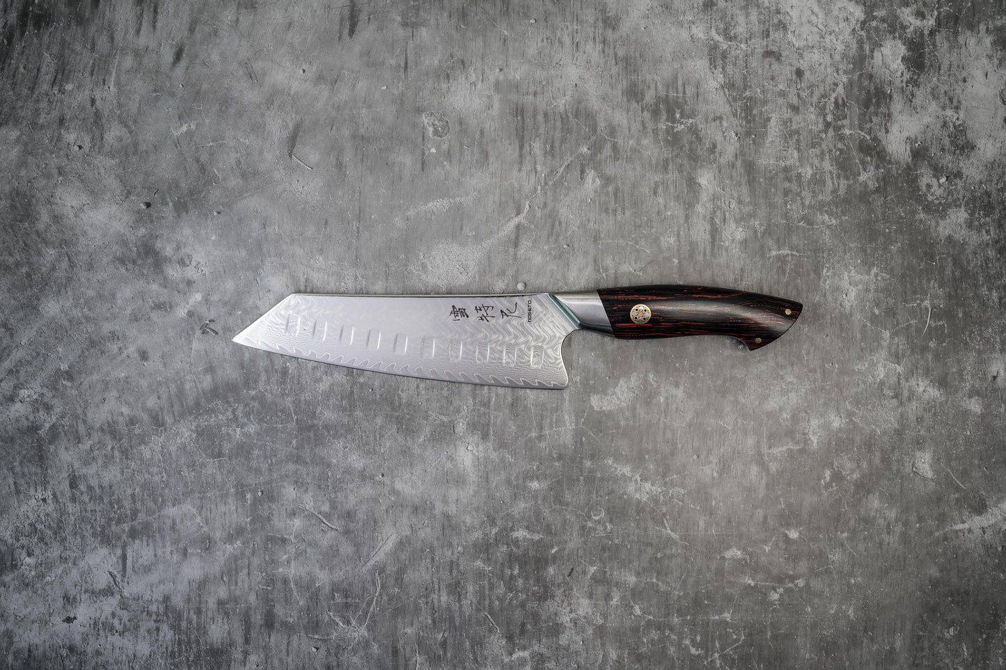 Couteau Santoku Noseto Roku 185 mm, noyau en acier poudré 73 couches, manche en G10 noir et rouge