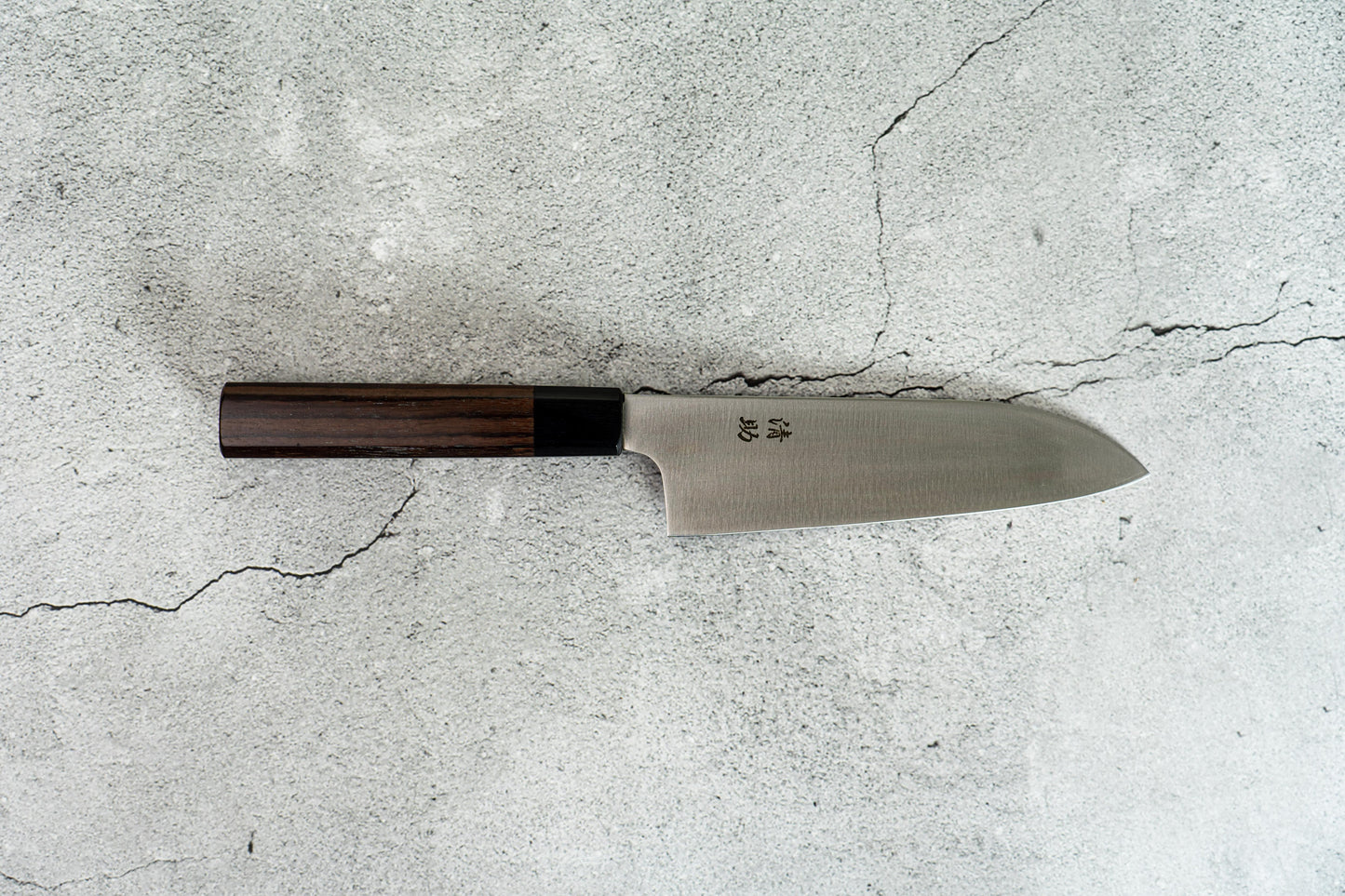 Couteau de chef japonais Santoku Seisuke en molybdène vanadium 170 mm, manche Shitan