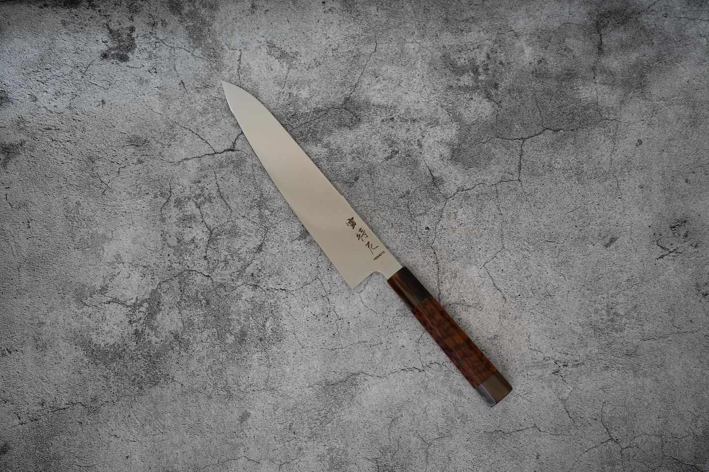 Noseto Hudo 240 mm Gyuto finition miroir VG10 simple acier avec bois de serpent et pierre blanche