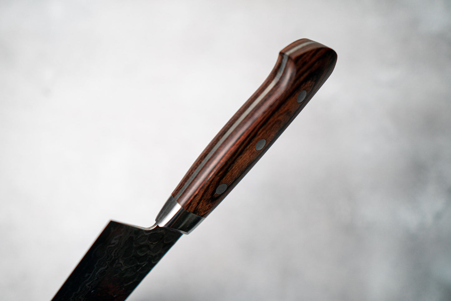 Couteau japonais Seisuke VG10 Damas 17 couches Gyuto 240 mm Manche en acajou