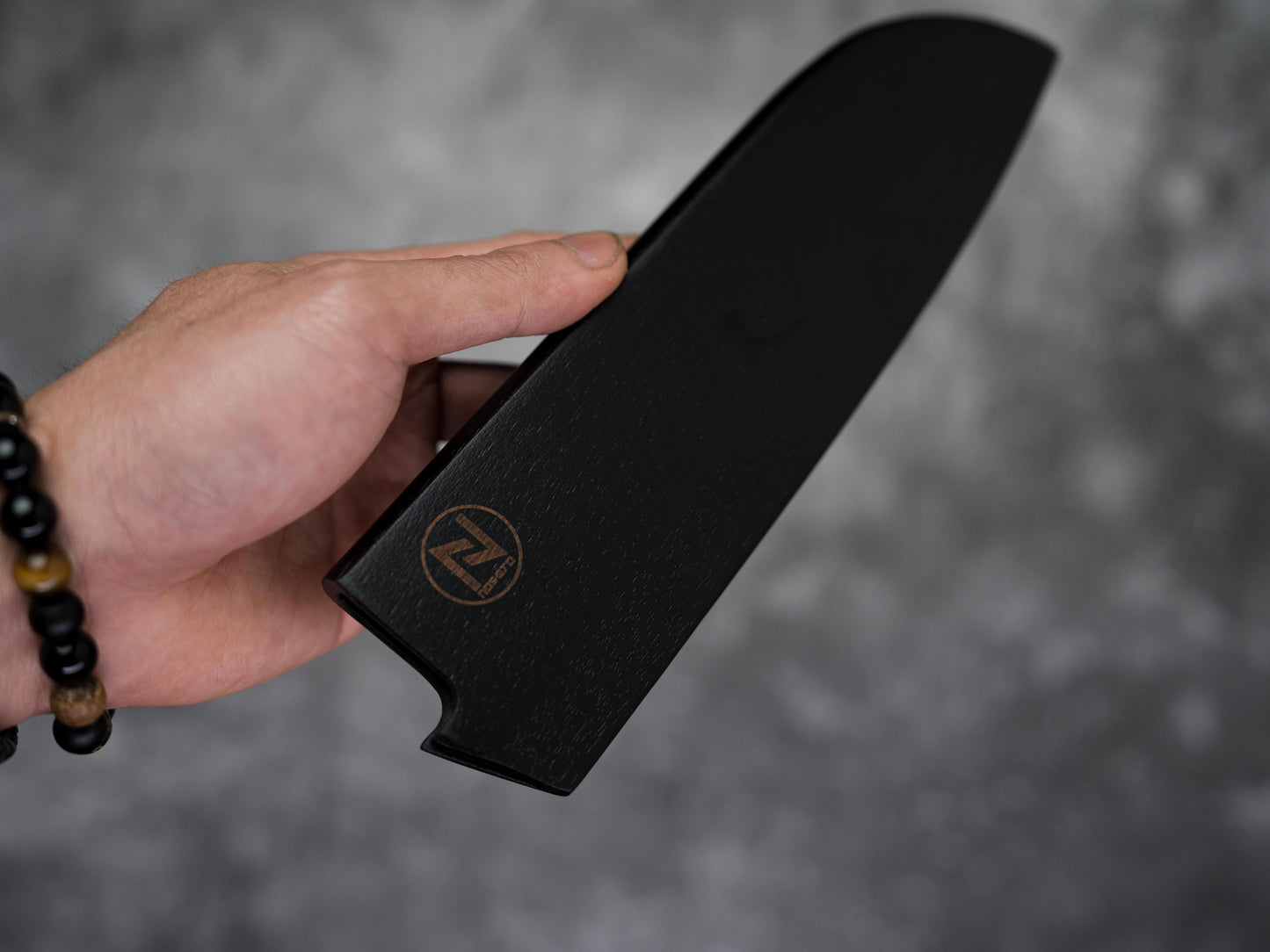 Couteau Santoku Saya Noseto 180 mm en bois de noyer magnétique noir