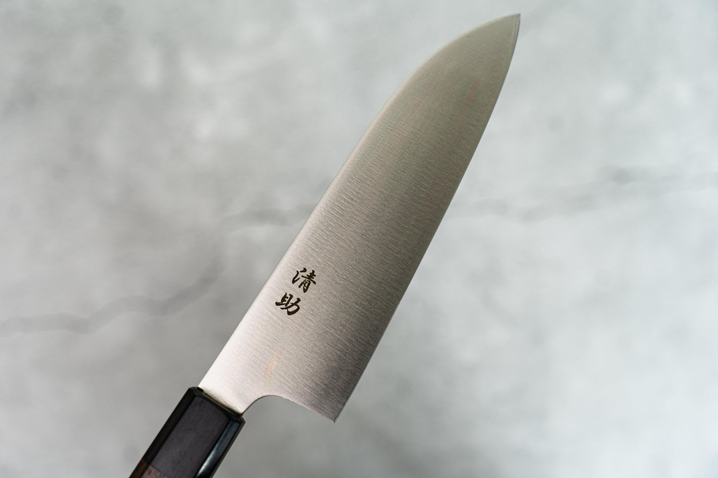 Couteau de chef japonais Santoku Seisuke en molybdène vanadium 170 mm, manche Shitan