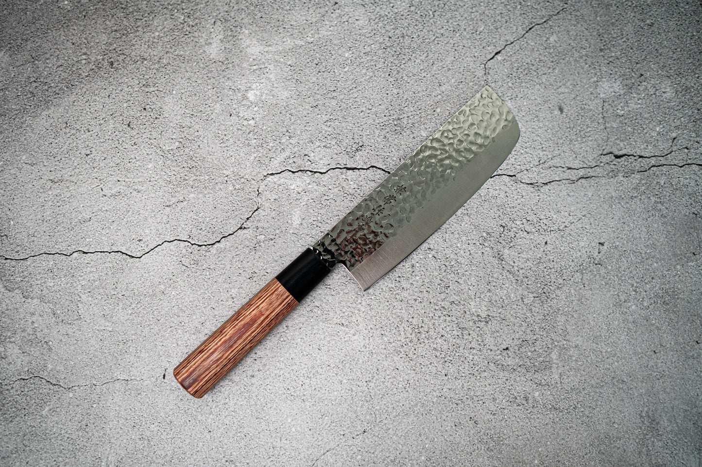 Couteau japonais Nakiri martelé Kanetsune DSR-1K6 165 mm, manche en bois de pakka rouge