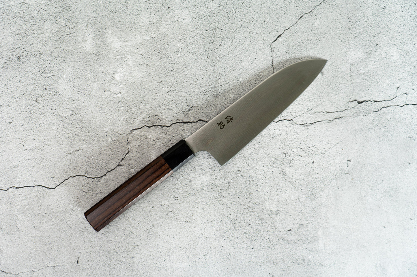 Couteau de chef japonais Santoku Seisuke en molybdène vanadium 170 mm, manche Shitan