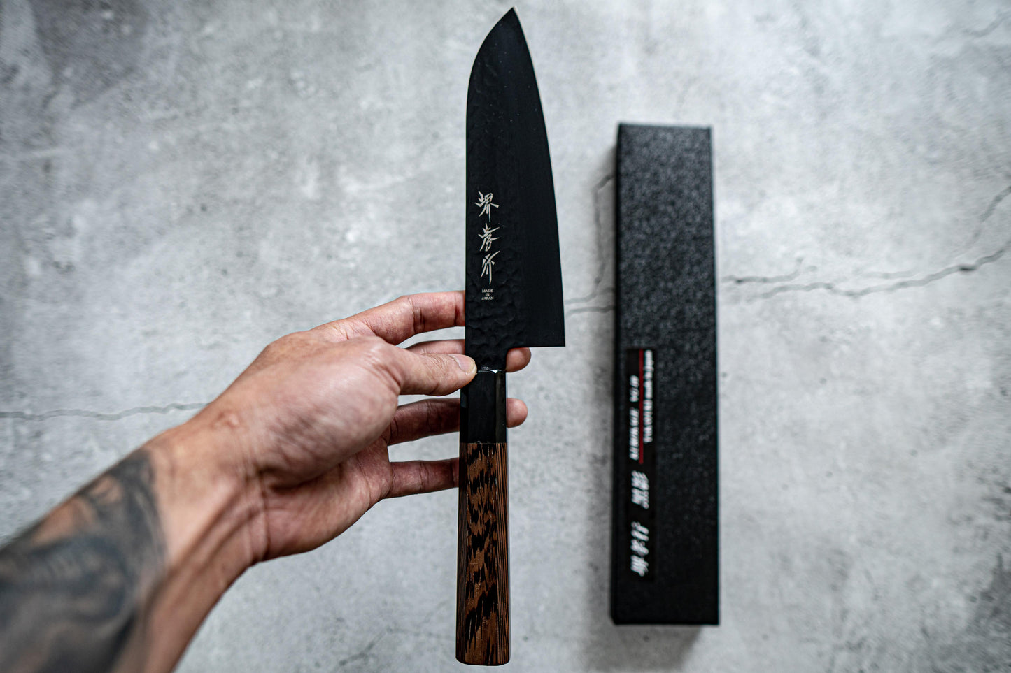 Sakai Takayuki Santoku 170 mm Kurokage VG10 martelé revêtement en téflon poignée wengé