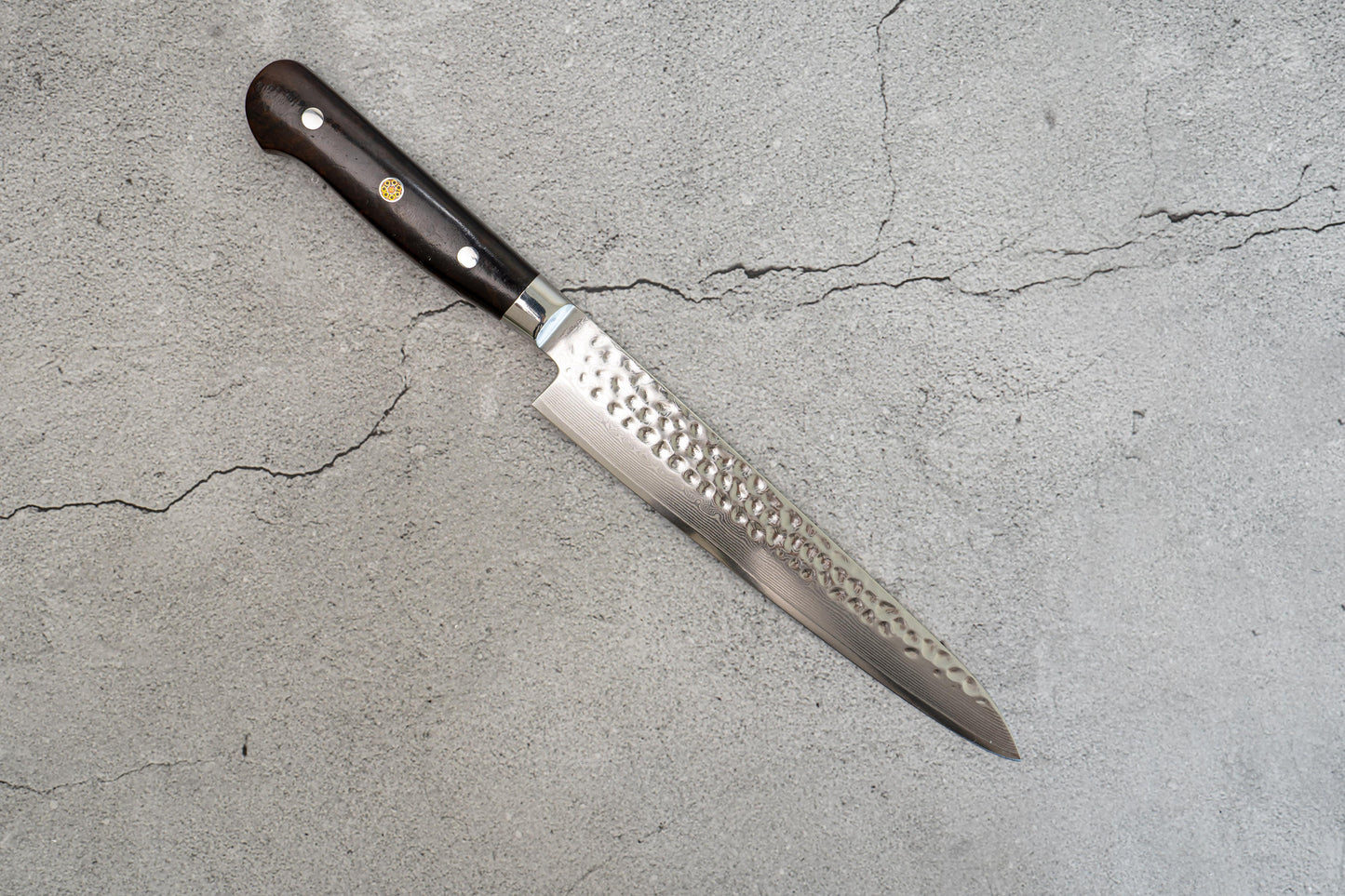 Couteau à trancher Noseto Yohan en acier damas martelé 210 mm, manche occidental en palissandre
