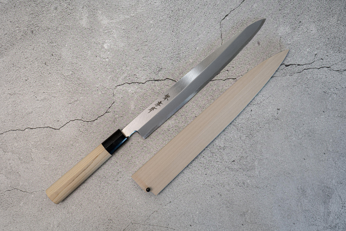 Couteau japonais Yanagiba en acier blanc Sakai Takayuki Kasumitogi, manche en magnolia
