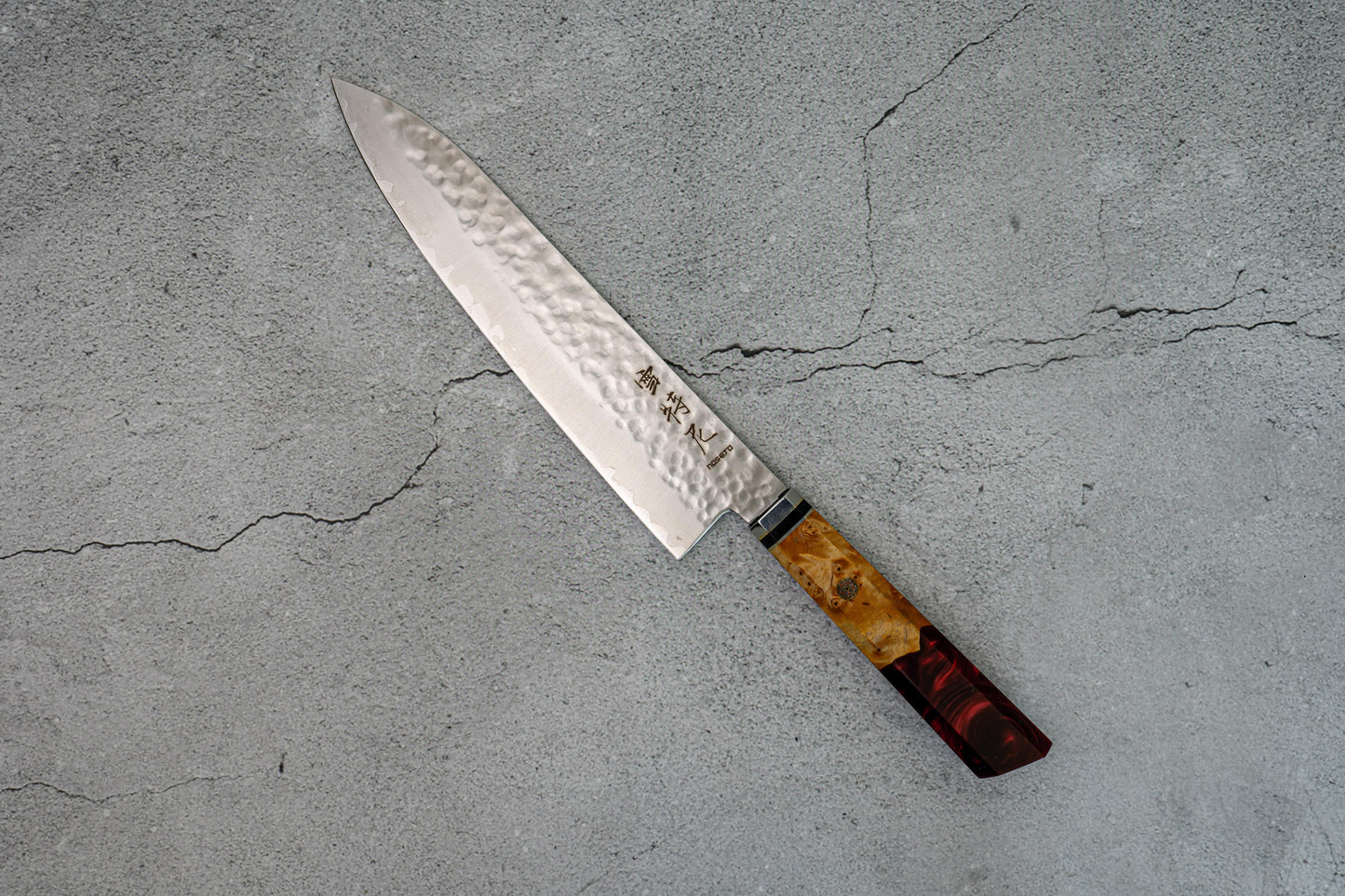 Couteau à lame Noseto Red Hammered VG-10 67 couches 210 mm Manche en résine de Damas Bois