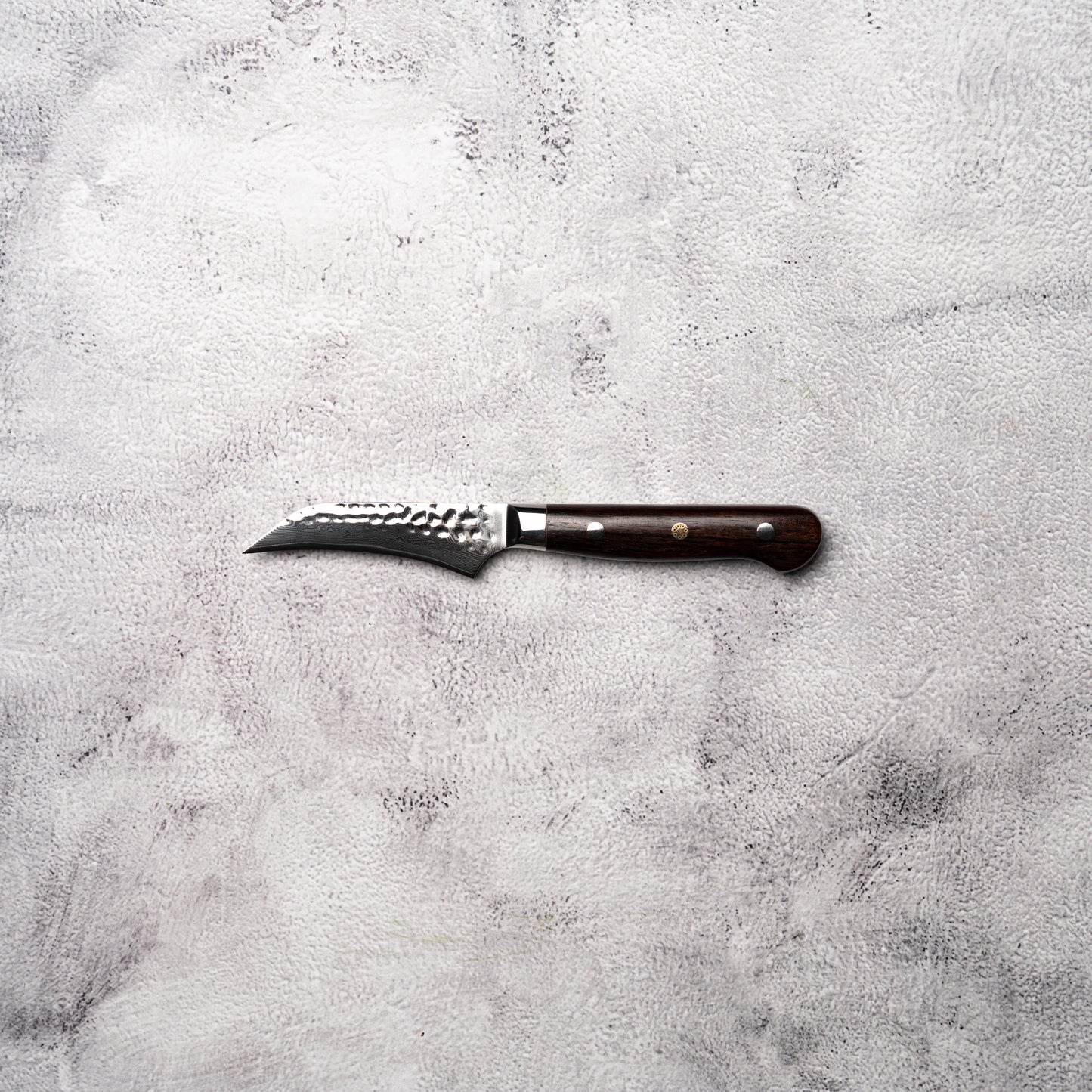 Couteau à découper/parer Noseto Yohan en damas martelé 90 mm, manche occidental en palissandre