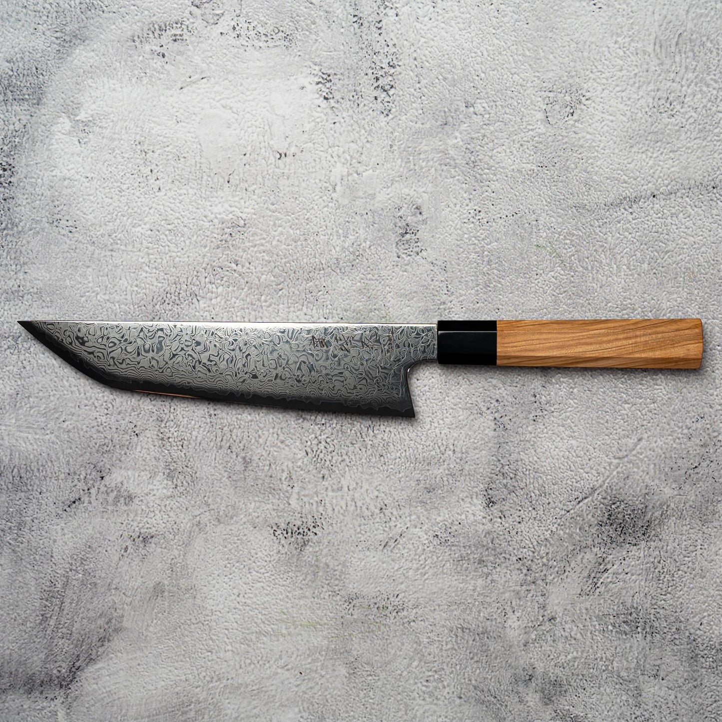 Couteau de chasse Noseto Nato Gyutu Sakimaru 210 mm 67 couches Damas avec bois d'olivier et corne de buffle