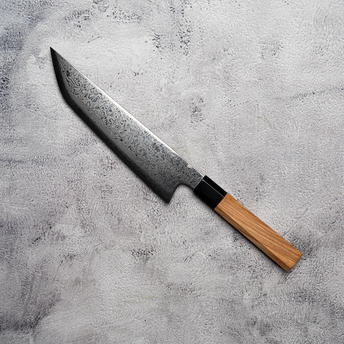 Couteau de chasse Noseto Nato Gyutu Sakimaru 210 mm 67 couches Damas avec bois d'olivier et corne de buffle