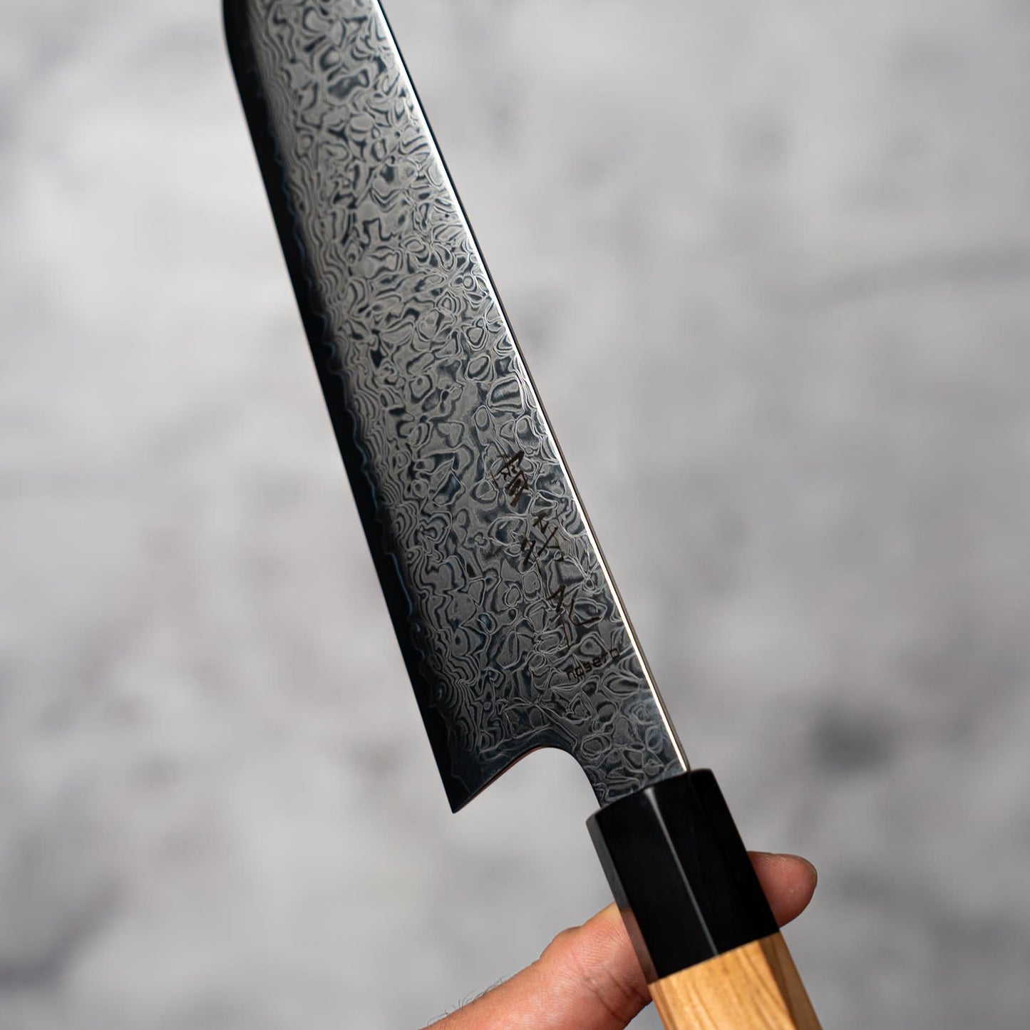Couteau Santoku Noseto Nato 180 mm 67 couches Damas avec bois d'olivier et corne de buffle