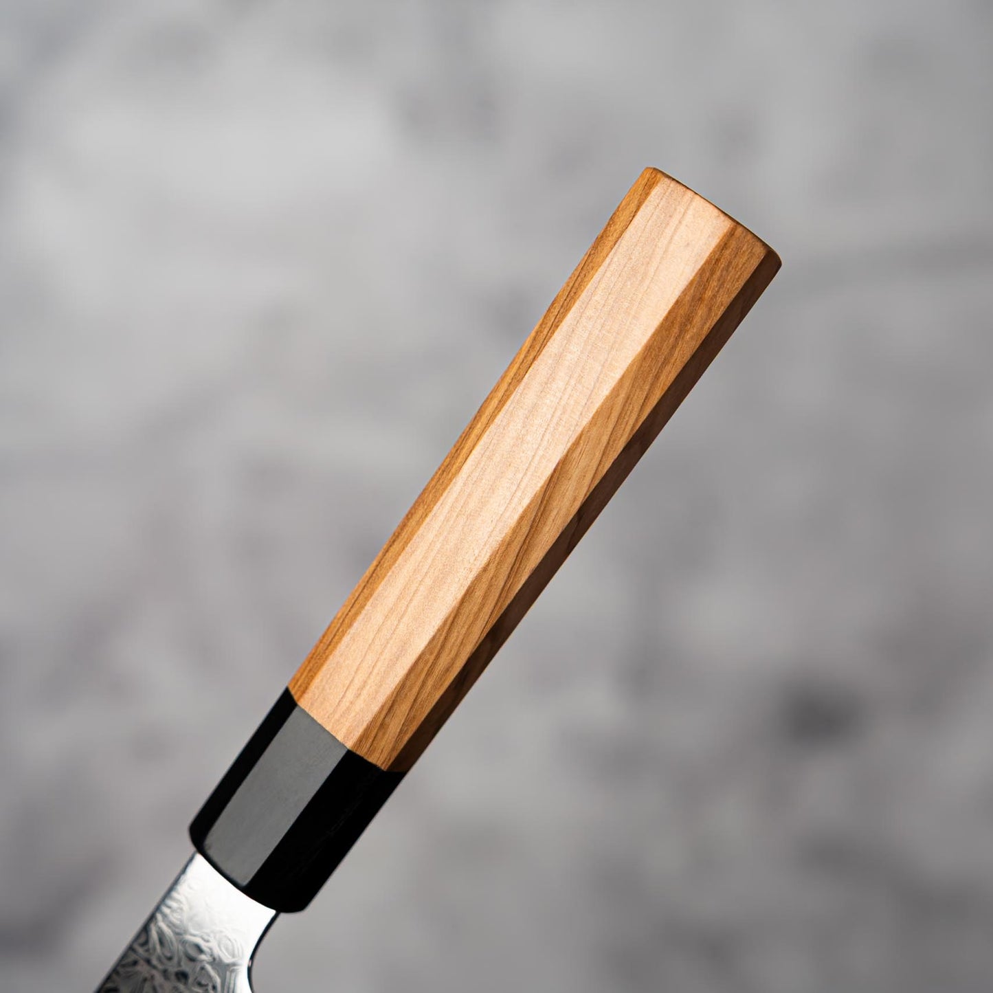 Couteau à pain Noseto Nato 210 mm 67 couches Damas avec bois d'olivier et corne de buffle