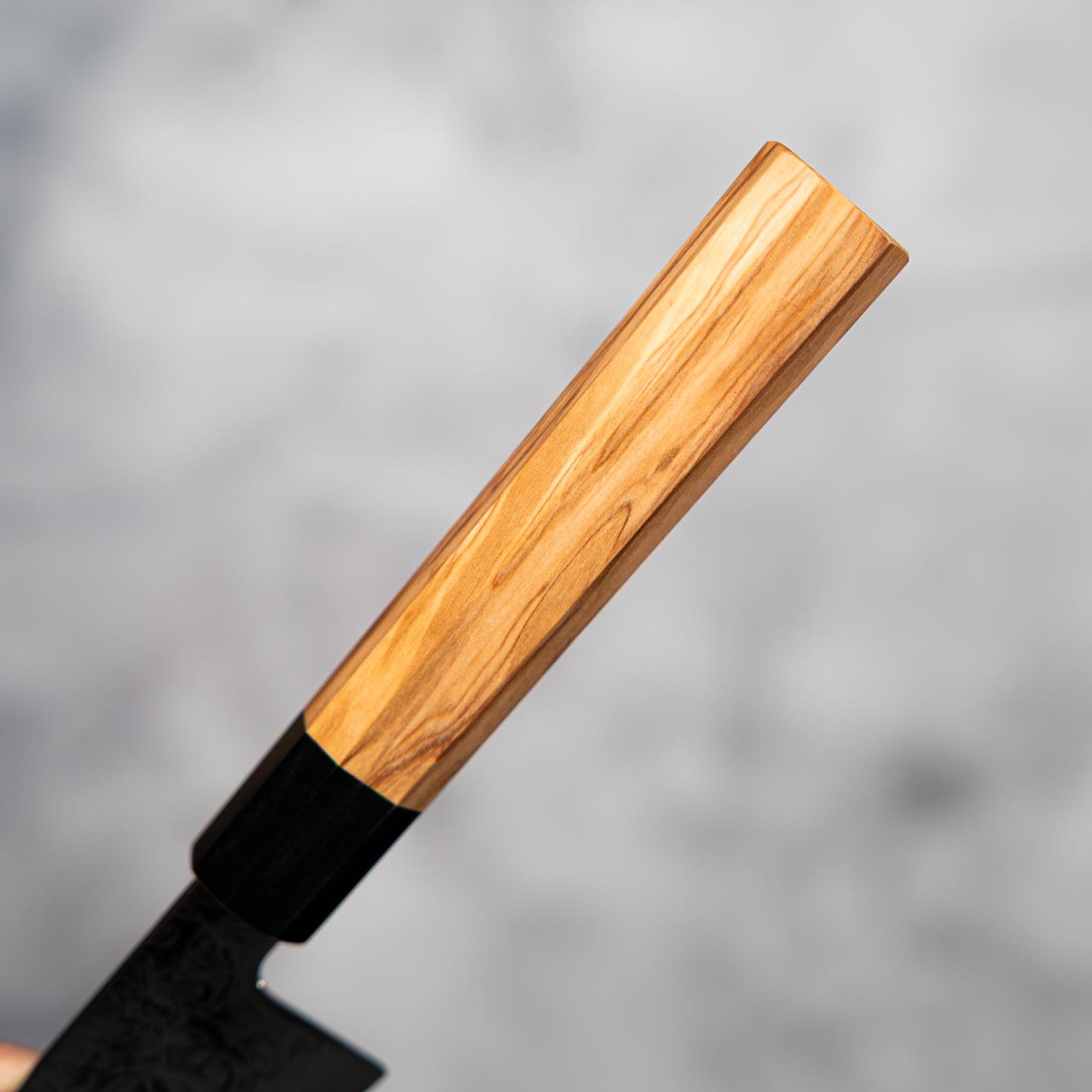 Couteau à lame fixe Nato Honesuki 150 mm, 67 couches, Damas, bois d'olivier et corne de buffle