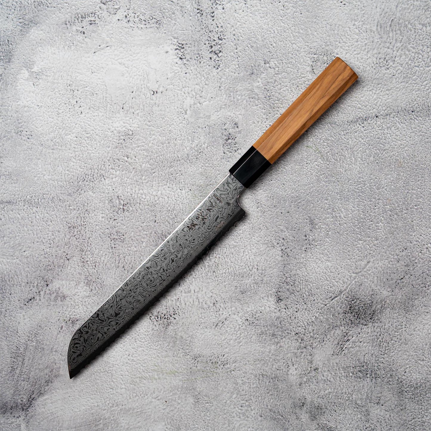 Couteau à pain Noseto Nato 210 mm 67 couches Damas avec bois d'olivier et corne de buffle